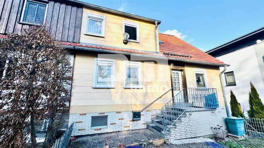 Schöne Doppelhaushälfte mit Nebengebäude, Garage und angelegtem Gartenbereich - Frontansicht